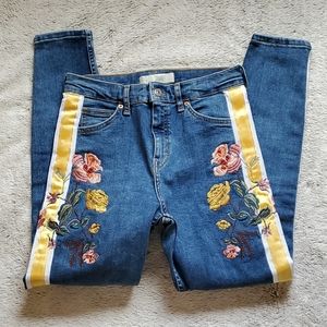 EUC Topshop Moto Jamie embroidered jeans s…